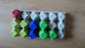 Ez a tojástartóból készült Tetris fejleszti a téri tájékozódást, a figyelmet, a logikai gondolkodást ezzel az 5-féle színnel differenciált alakzatokkal.